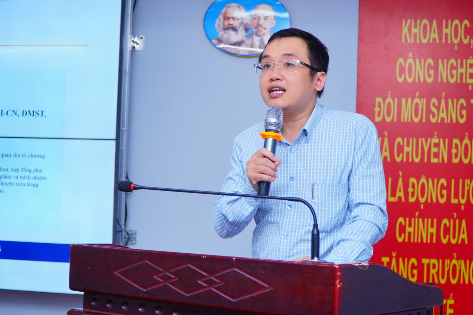 Ông Nguyễn Sĩ Long, Phó Trưởng phòng Công chức, viên chức (Sở Nội vụ TP Hồ Chí Minh), phát biểu tại hội nghị gần đây. Ảnh: Lưu Niệm