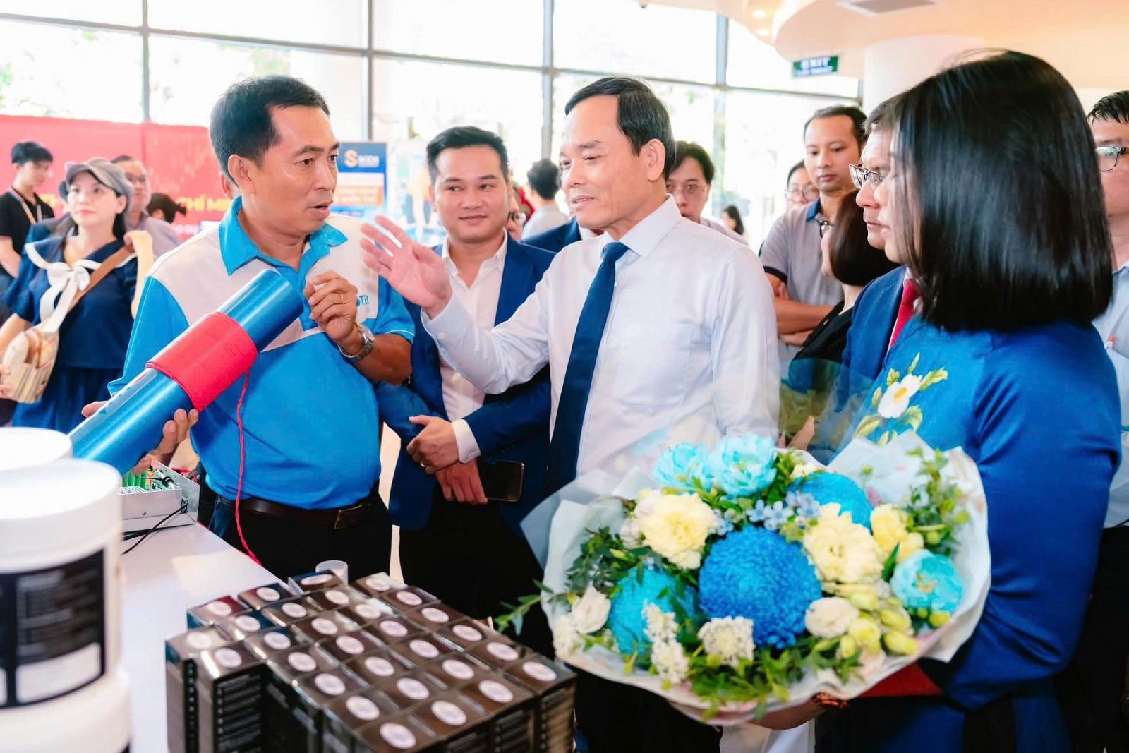 Bí thư Thành ủy TP Hồ Chí Minh Trần Lưu Quang tham quan các gian hàng tại sự kiện ra mắt Quỹ đầu tư mạo hiểm của Thành phố. Ảnh: Lưu Niệm