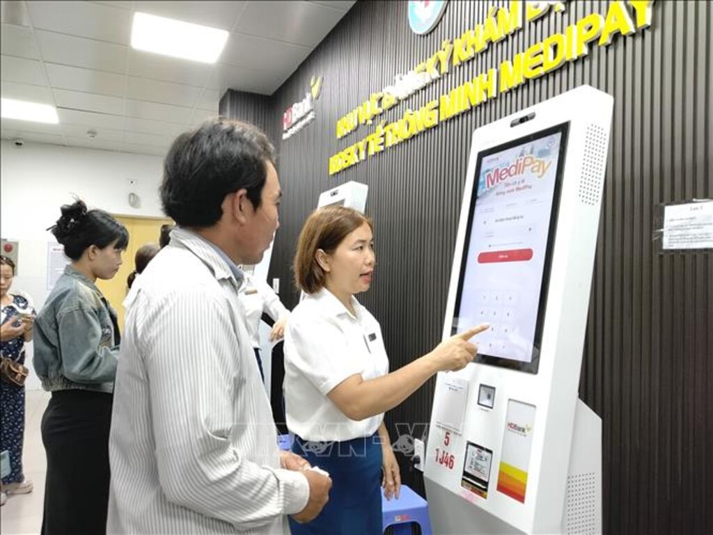 Hướng dẫn người dân đăng ký thủ tục khám bệnh. (Ảnh: Mỹ Hà/TTXVN) Hướng dẫn người dân đăng ký thủ tục khám bệnh. (Ảnh: Mỹ Hà/TTXVN)