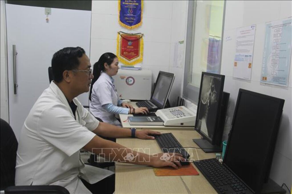 Các kết quả cận lâm sàng như xét nghiệm, chụp X-Quang được số hóa lên hệ thống bằng phần mềm của Bệnh án điện tử (EMR). (Ảnh: Mỹ Hà/TTXVN) Các kết quả cận lâm sàng như xét nghiệm, chụp X-Quang được số hóa lên hệ thống bằng phần mềm của Bệnh án điện tử (EMR). (Ảnh: Mỹ Hà/TTXVN)