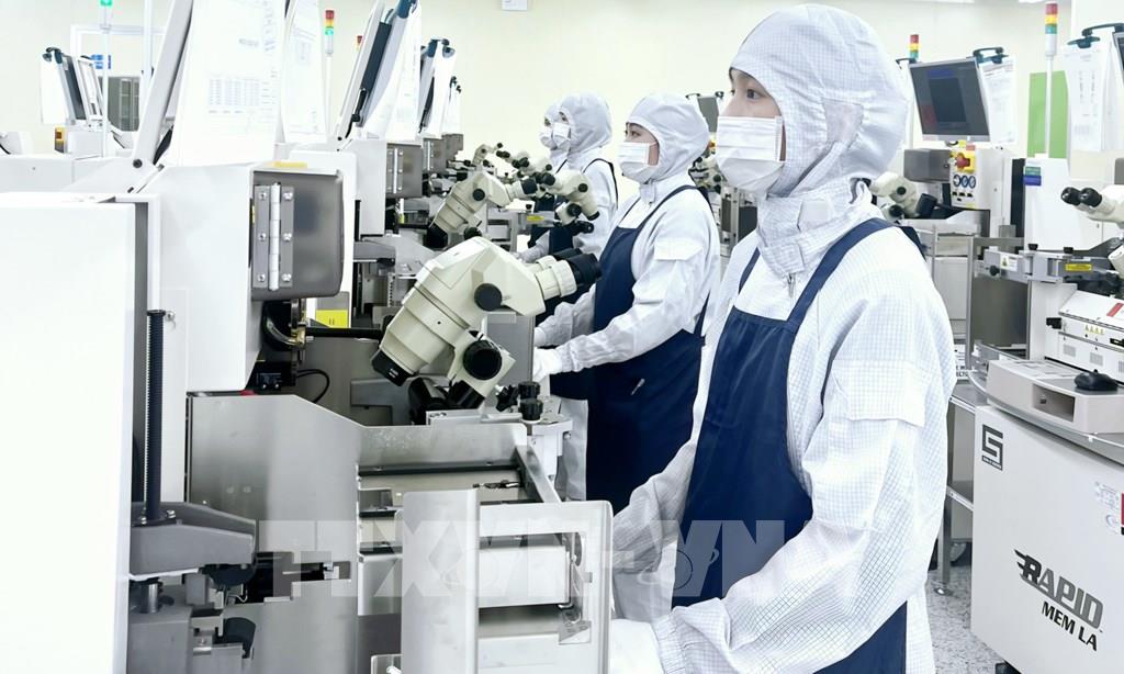 Dây truyền sản xuất tại Công ty Hana Micron Vina. (Ảnh: Đồng Thúy - TTXVN)