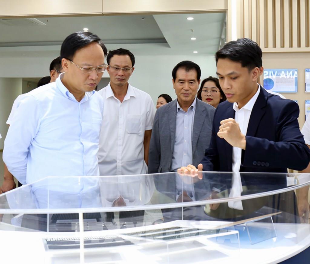 Tỉnh đặt mục tiêu đến năm 2030 trở thành trung tâm công nghiệp bán dẫn ở khu vực phía Bắc; đến năm 2050 có ít nhất 30 doanh nghiệp thiết kế chip, 3 nhà máy chế tạo chip và 25 nhà máy đóng gói, kiểm thử. (Ảnh: Đồng Thúy - TTXVN)