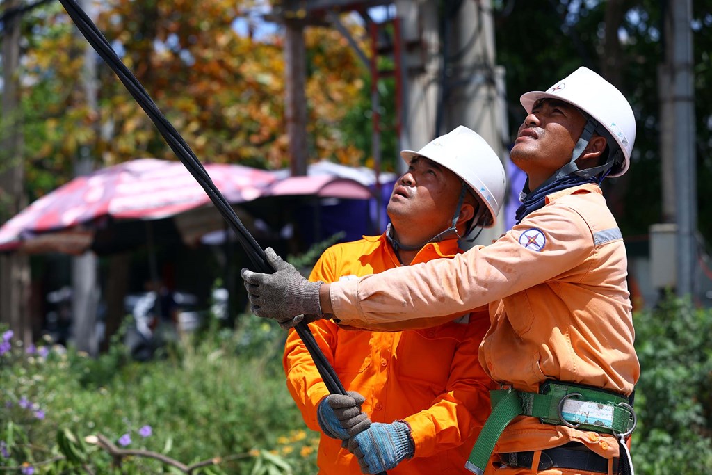 Công nghệ giúp người trực có thêm công cụ để theo dõi tình trạng hệ thống và xử lý công việc. (Ảnh: Huy Hùng - TTXVN)