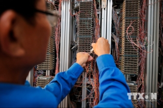 Đơn vị tập trung nâng cấp mạng truyền dẫn, các trạm phát sóng 4G, 5G và đẩy mạnh “quang hóa” cáp đồng sang cáp quang nhằm nâng cao chất lượng đường truyền cho khách hàng. (Ảnh: Minh Quyết/TTXVN)