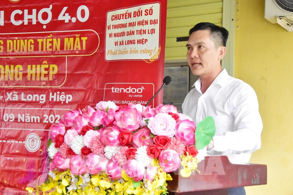 Chủ tịch UBND xã Long Hiệp Nguyễn Khánh Hòa phát động ra quân triển khai mô hình chợ 4.0 trên địa bàn xã. (Ảnh: Thanh Hòa – TTXVN)