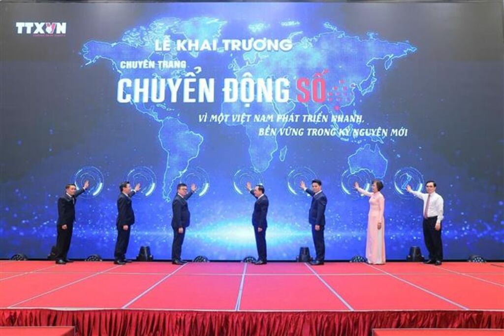 Các đại biểu thực hiện nghi thức khai trương Chuyên trang thông tin