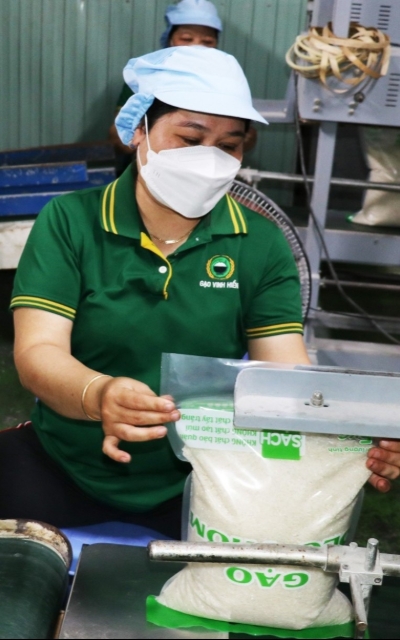 Khách mua sắm sản phẩm, trả tiền qua QR Code trong khuôn khổ chương trình “Sức sống hàng Việt” được tổ chức tại 62 Tràng Tiền, Hà Nội. (Ảnh: Trần Việt/TTXVN)