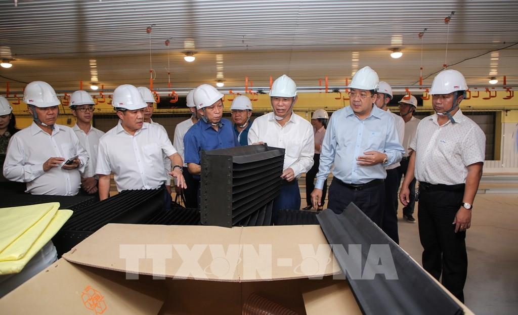 Doanh nghiệp mạnh dạn đầu tư trang thiết bị, máy móc hiện đại, từng bước nâng cao hiệu quả sản xuất kinh doanh. (Ảnh: Giang Phương - TTXVN)