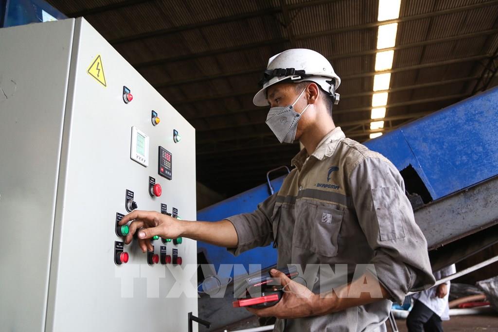 Kỹ sư vận hành thiết bị hiện đại trong dây chuyền sản xuất, góp phần nâng cao năng suất và chất lượng sản phẩm. (Ảnh: Giang Phương - TTXVN)