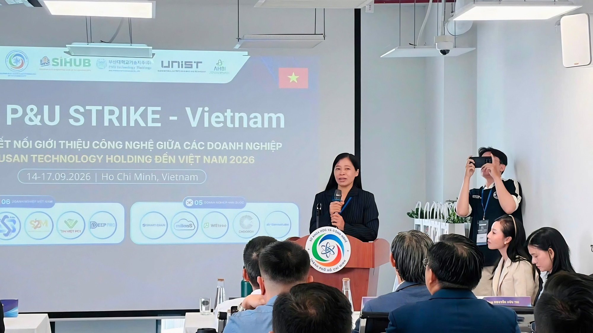Bà Vương Thị Hồng Loan, Giám đốc Trung tâm Ươm tạo Doanh nghiệp Nông nghiệp Công nghệ cao, phát biểu tại hội thảo. (Ảnh: Lưu Niệm/Báo Tin tức và Dân tộc)