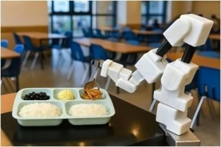 Công ty NT Robot giới thiệu robot hỗ trợ cho ăn dạng mô-đun, có thể di chuyển. Thiết bị được thiết kế nhằm hỗ trợ người cao tuổi và người khuyết tật gặp khó khăn khi tự ăn uống. (Ảnh: NT Robot )