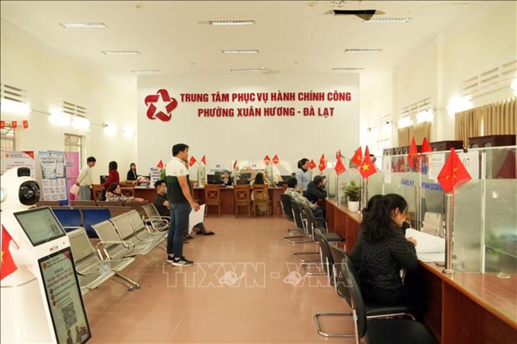 Trung tâm Phục vụ hành chính công phường Xuân Hương- Đà Lạt, một trong những đơn vị cấp xã, phường có số lượng hồ sơ phải giải quyết cao nhất tỉnh Lâm Đồng khá vắng vẻ vì người dân đã nộp hồ sơ trực tuyến. (Ảnh: Chu Quốc Hùng/TTXVN)