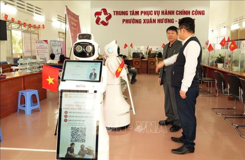 Hai robot AI được bố trí ở khu vực lễ tân để đón khách, tương tác và hướng dẫn người dân thực hiện thủ tục hành chính tại Trung tâm Phục vụ hành chính công phường Xuân Hương - Đà Lạt. (Ảnh: Chu Quốc Hùng/TTXVN)