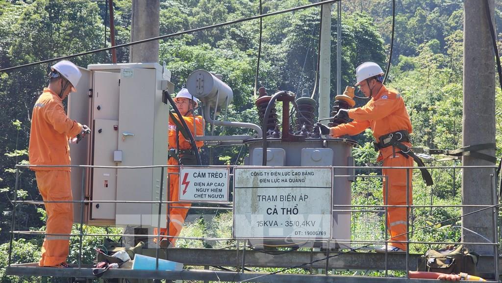 Kiểm tra vận hành lưới điện tại xã Lũng Nặm, tỉnh Cao Bằng. (Ảnh: TTXVN phát)