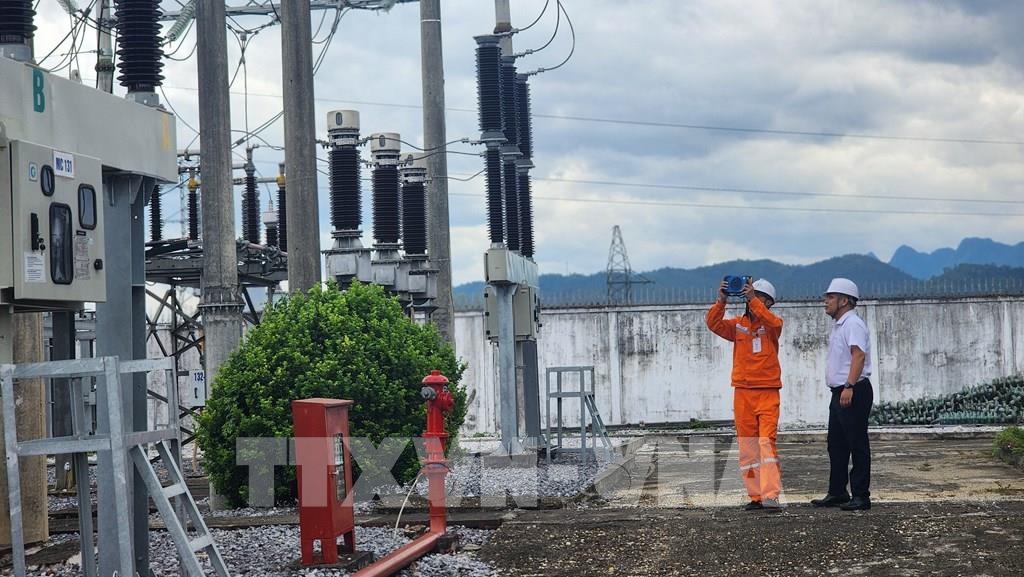 Kiểm tra vận hành lưới điện tại Trạm biến áp 110 kV E16.1 Cao Bằng. (Ảnh: TTXVN phát)