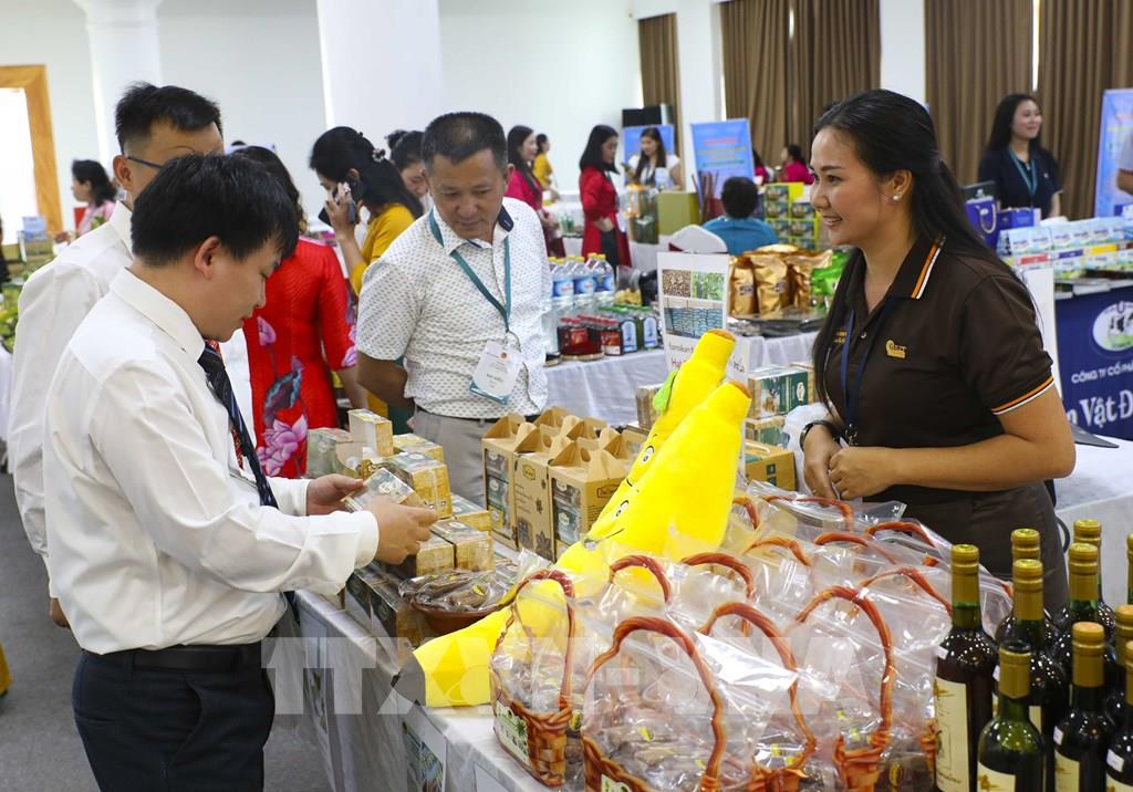 Đại biểu tham quan các gian hàng trưng bày, giới thiệu sản phẩm của các nước tại Hội nghị. (Ảnh: Xuân Tư - TTXVN)