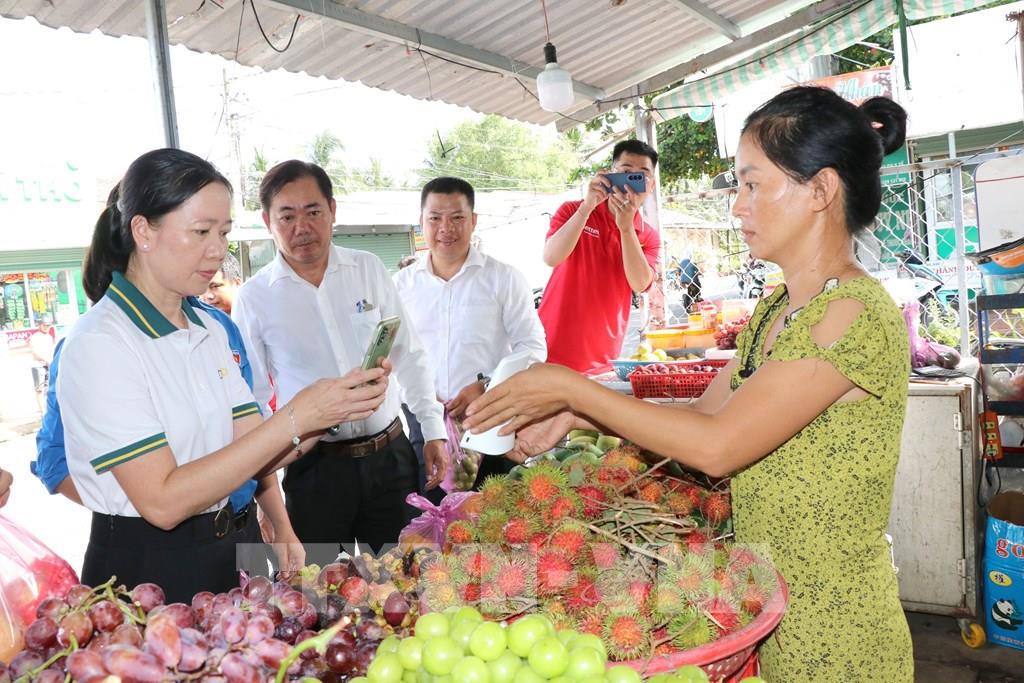 Lãnh đạo địa phương và các đơn vị đồng hành tuyên truyền, hướng dẫn tiểu thương thanh toán không dùng tiền mặt. (Ảnh: Thanh Hòa - TTXVN) Lãnh đạo địa phương và các đơn vị đồng hành tuyên truyền, hướng dẫn tiểu thương thanh toán không dùng tiền mặt. (Ảnh: Thanh Hòa - TTXVN)