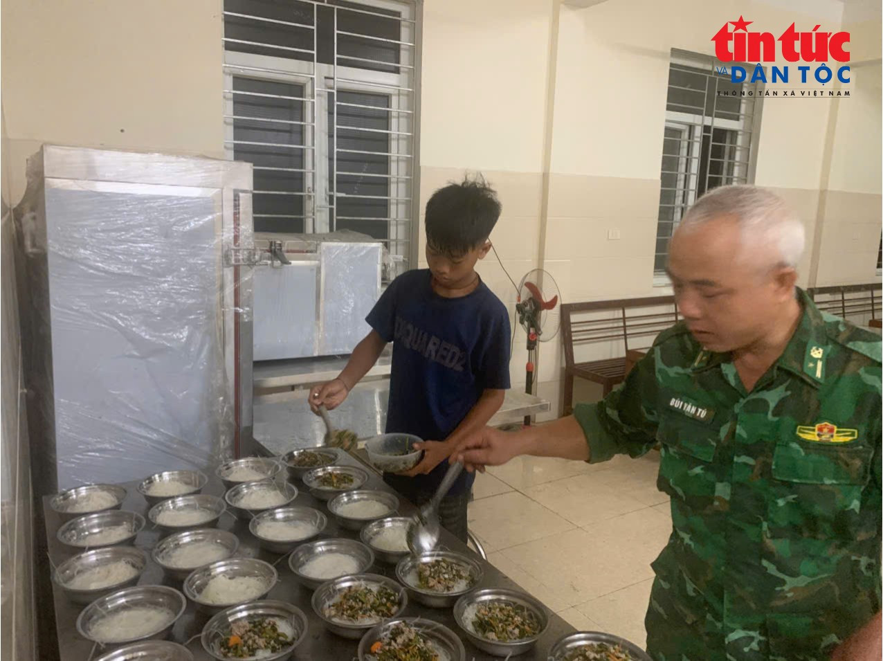 Cán bộ, chiến sĩ Đồn Biên phòng Môn Sơn (Bộ đội Biên phòng Nghệ An) chuẩn bị bữa ăn sáng cho các em học sinh là con em đồng bào dân tộc Đan Lai với mô hình “Đồng hành cùng ký túc xá vùng biên” tại Trường THCS Môn Sơn. Ảnh: Viết Tôn bienphongmonson-8480.jpg