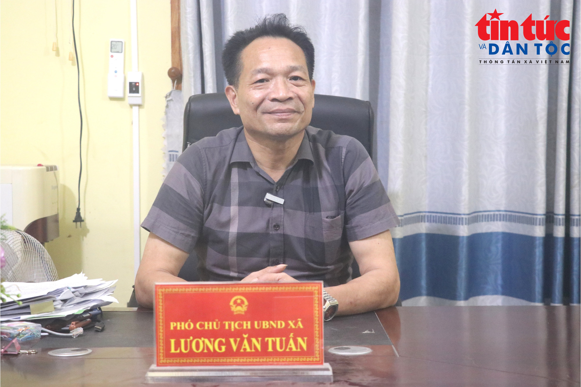 Ông Lương Văn Tuấn, Phó Chủ tịch UBND xã Môn Sơn trả lời phỏng vấn phóng viên báo Tin tức và Dân tộc (TTXVN). Ảnh: Viết Tôn luongvantuan-6990.jpg