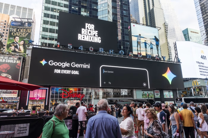 Hình ảnh quảng cáo cho sản phẩm Gemini của Google tại Quảng trường Thời đại ở New York (Mỹ). Ảnh: wsj.com