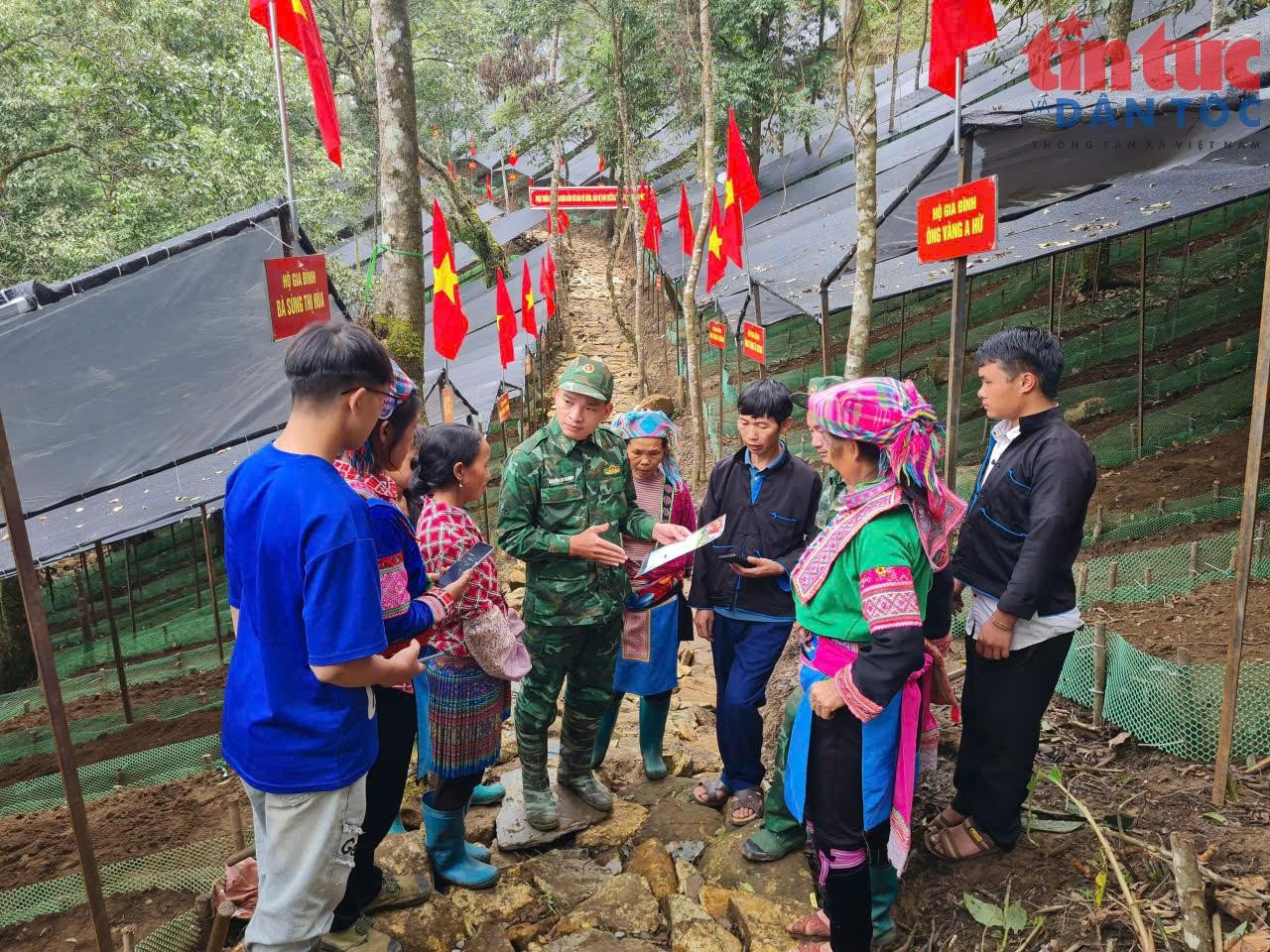Thiếu tá Nguyễn Duy Khánh, Chính trị viên phó Đồn Biên phòng Vàng Ma Chải, Ban Chỉ huy Bộ đội Biên phòng Lai Châu hướng dẫn người dân bản Vàng Ma Chải, xã Sì Lờ Lầu sử dụng điện thoại thông minh để quét mã QR. Ảnh: Viết Tôn