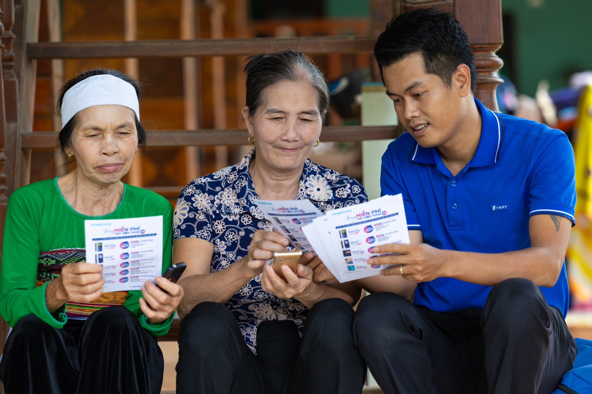 Nhà mạng VNPT tư vấn cho người có tuổi, đồng bào dân tộc thiểu số dùng thiết bị mới. (Ảnh: CH)