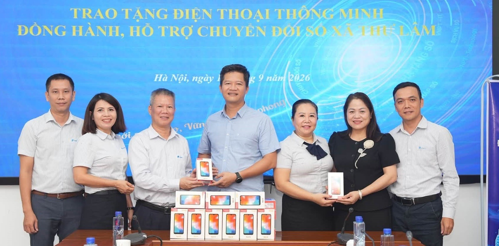 Trao thiết bị cho người yếu thế, có hoàn cảnh khó khăn. (Ảnh: CH)