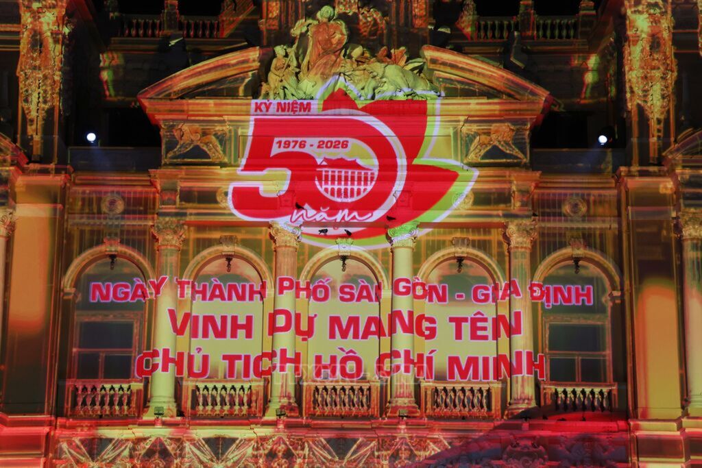 Logo kỷ niệm 50 năm ngày thành phố Sài Gòn - Gia Định vinh dự mang tên Chủ tịch Hồ Chí Minh được trình chiếu trên mặt tiền trụ sở UBND TP. Hồ Chí Minh trong đêm khai mạc chương trình 3D mapping. (Ảnh: Nguyễn Vũ Thành Đạt/TTXVN)