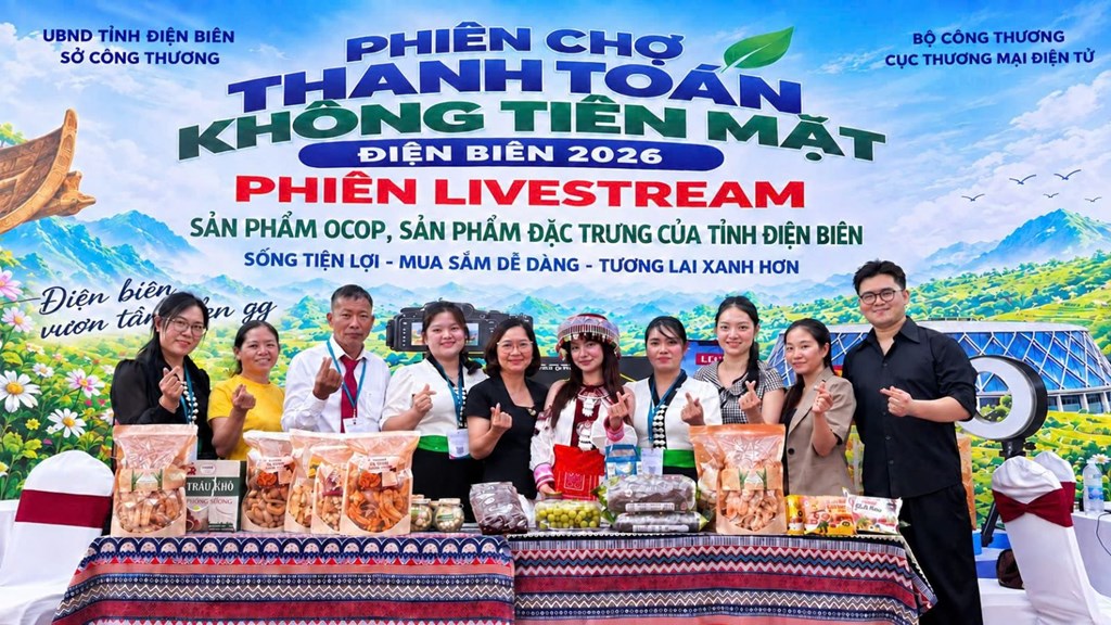Đại diện Ban Tổ chức chụp ảnh lưu niệm cùng các chủ thể doanh nghiệp. (Ảnh: Bộ Công Thương)