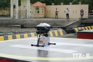 Việc sử dụng thiết bị bay không người lái (UAV) để vận chuyển hàng hóa đang là xu hướng phát triển mới tại Việt Nam, đặc biệt trong việc kết nối logistics tại vùng cao và biển đảo. Mô hình này giúp giải quyết bài toán vận chuyển hàng hóa lên đến 50kg giữa các khu vực đồi núi hiểm trở, hoặc giữa các khu vực biển đảo như tuyến Cần Giờ - Vũng Tàu (TP Hồ Chí Minh).