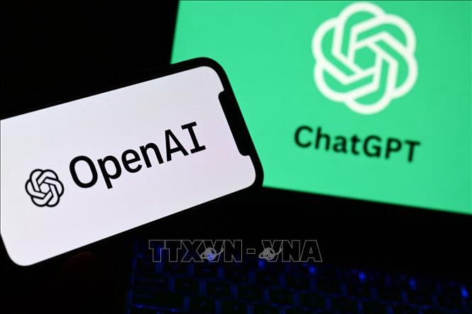 Biểu tượng của công ty trí tuệ nhân tạo OpenAI trên màn hình điện thoại và máy tính. (Ảnh: AFP/TTXVN).