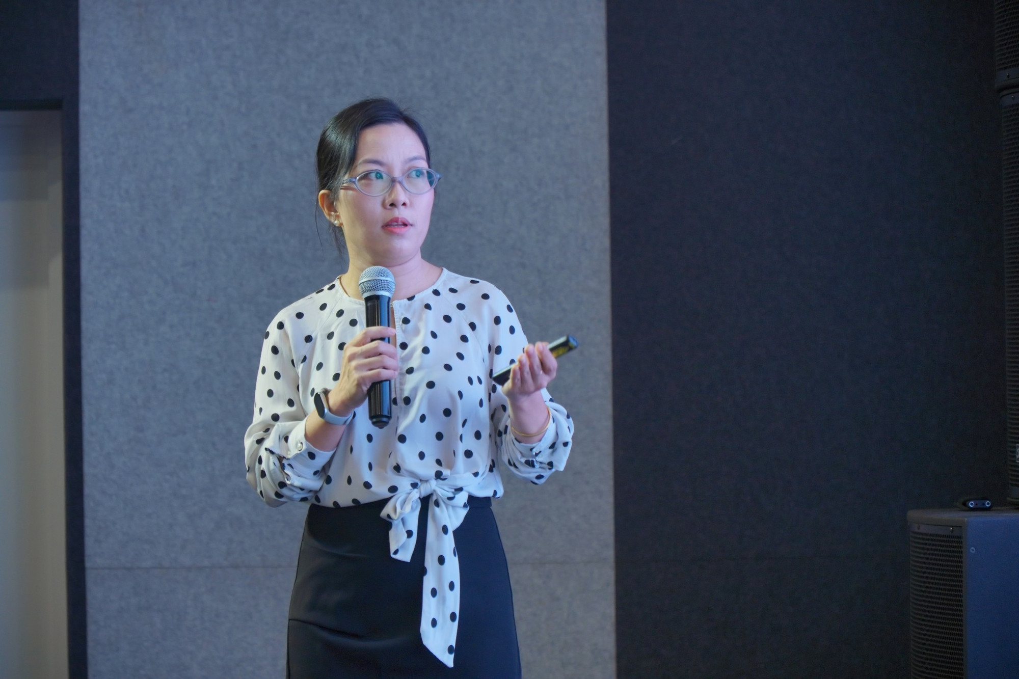 ThS. Nguyễn Thị Vân Anh, Chuyên viên Phân tích thông tin Sihub, chia sẻ tại hội thảo. (Ảnh: Lưu Niệm/Báo Tin tức và Dân tộc)