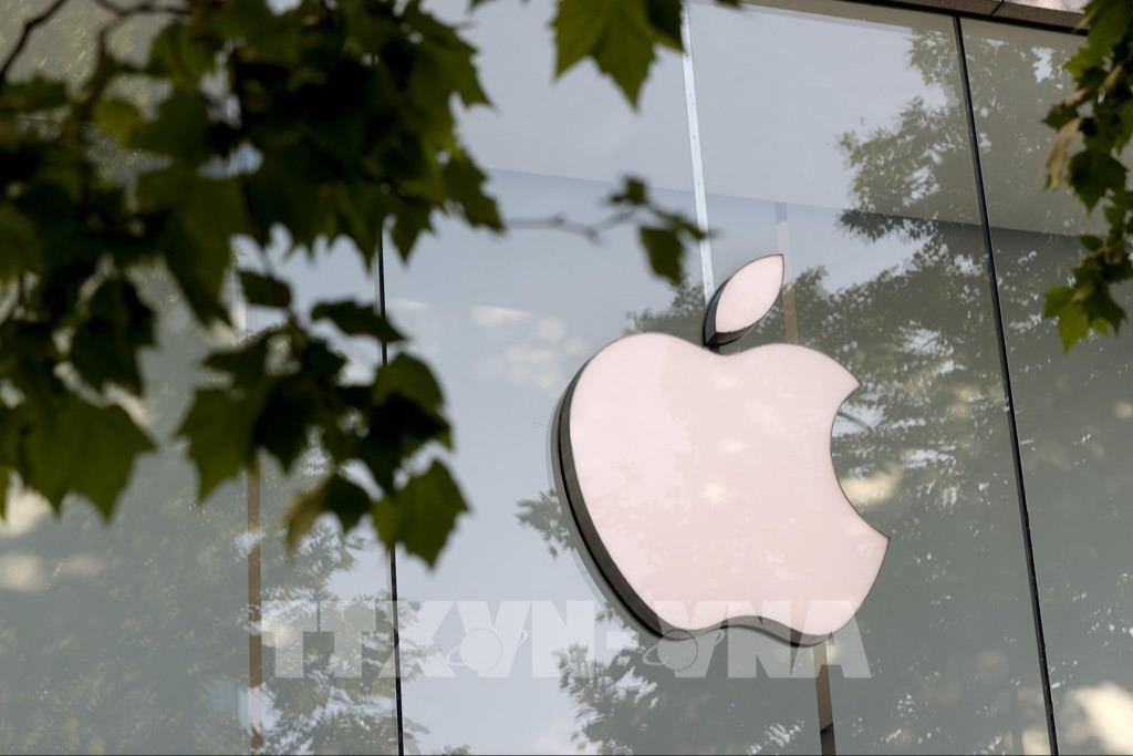 Biểu tượng Apple tại cửa hàng ở Brussels, Bỉ. (Ảnh: THX/TTXVN)