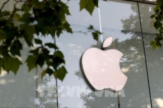 Biểu tượng Apple tại cửa hàng ở Brussels, Bỉ. (Ảnh: THX/TTXVN)