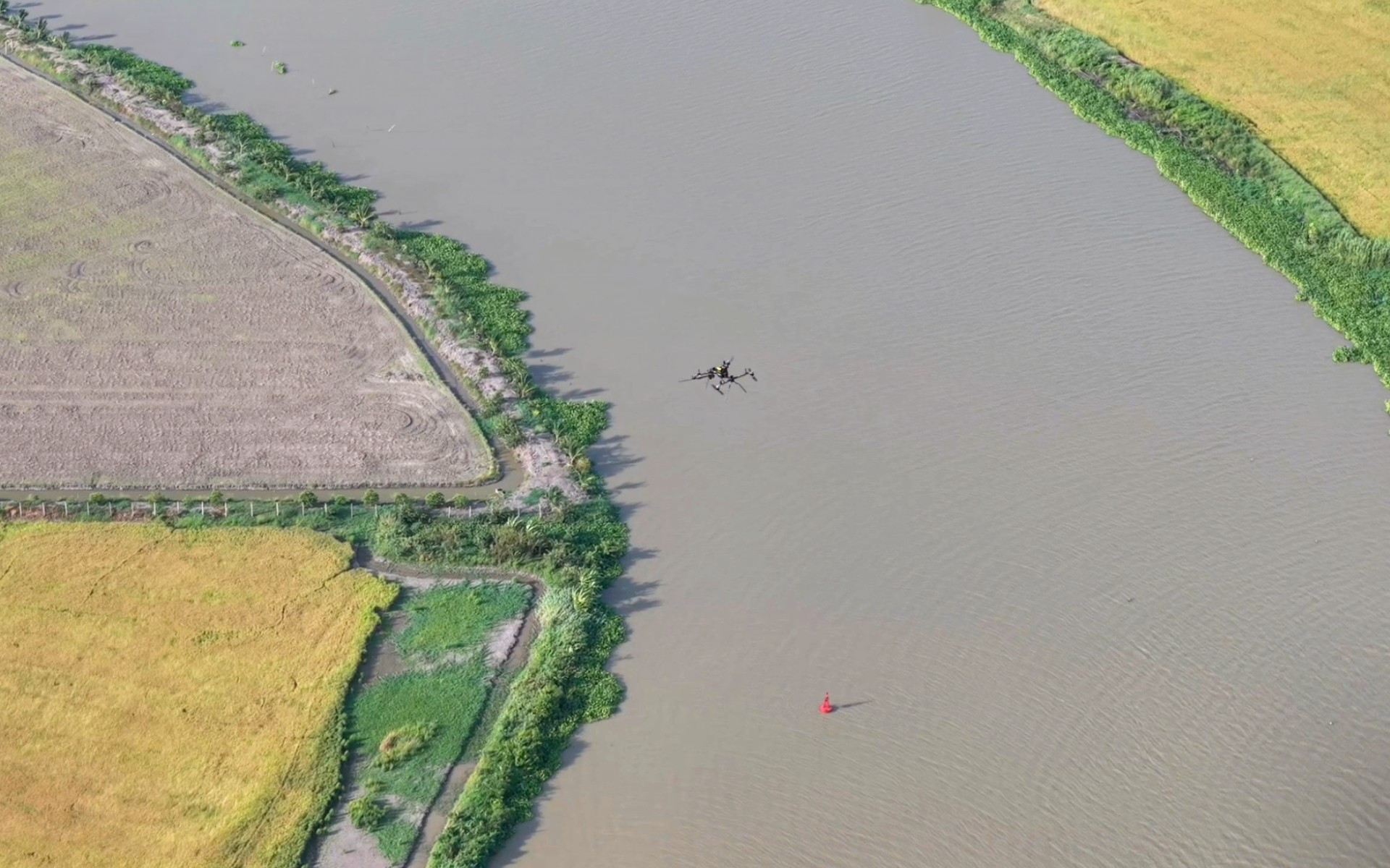 UAV kết hợp các phương tiện tự hành và hệ thống cảm biến, mở rộng khả năng giám sát, thu thập dữ liệu và xử lý nhiệm vụ tại hiện trường.&nbsp;(Ảnh: Lưu Niệm/Báo Tin tức và Dân tộc)