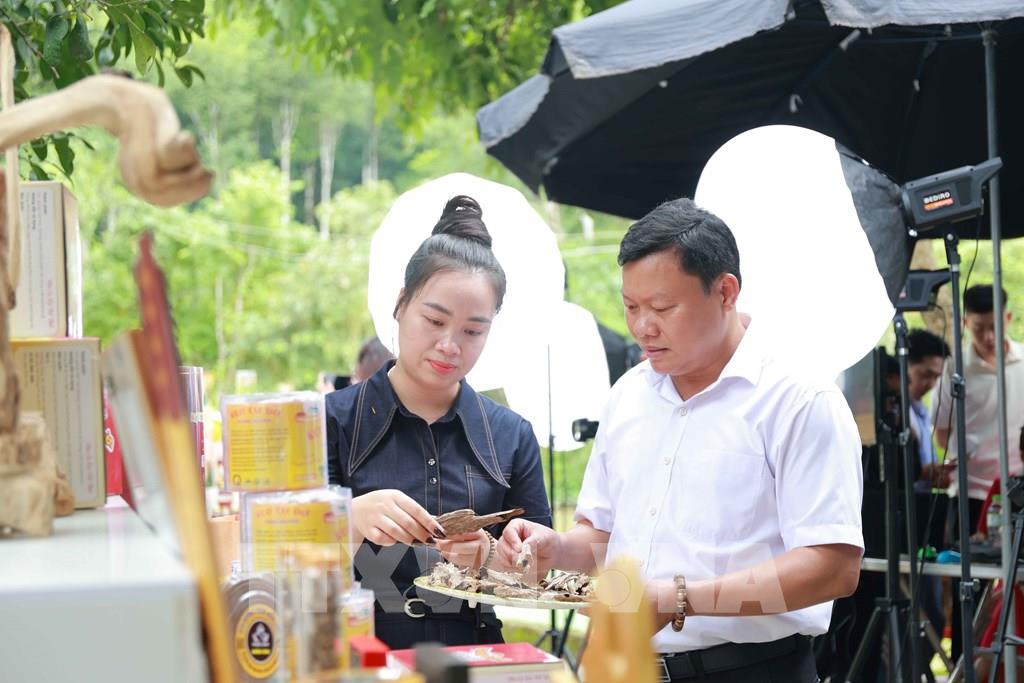 Thông qua các phiên phiên livestream, Mega Live được tổ chức tại vùng sản xuất, sản phẩm OCOP được giới thiệu trực tiếp đến người tiêu dùng. (Ảnh: Hữu Quyết – TTXVN)