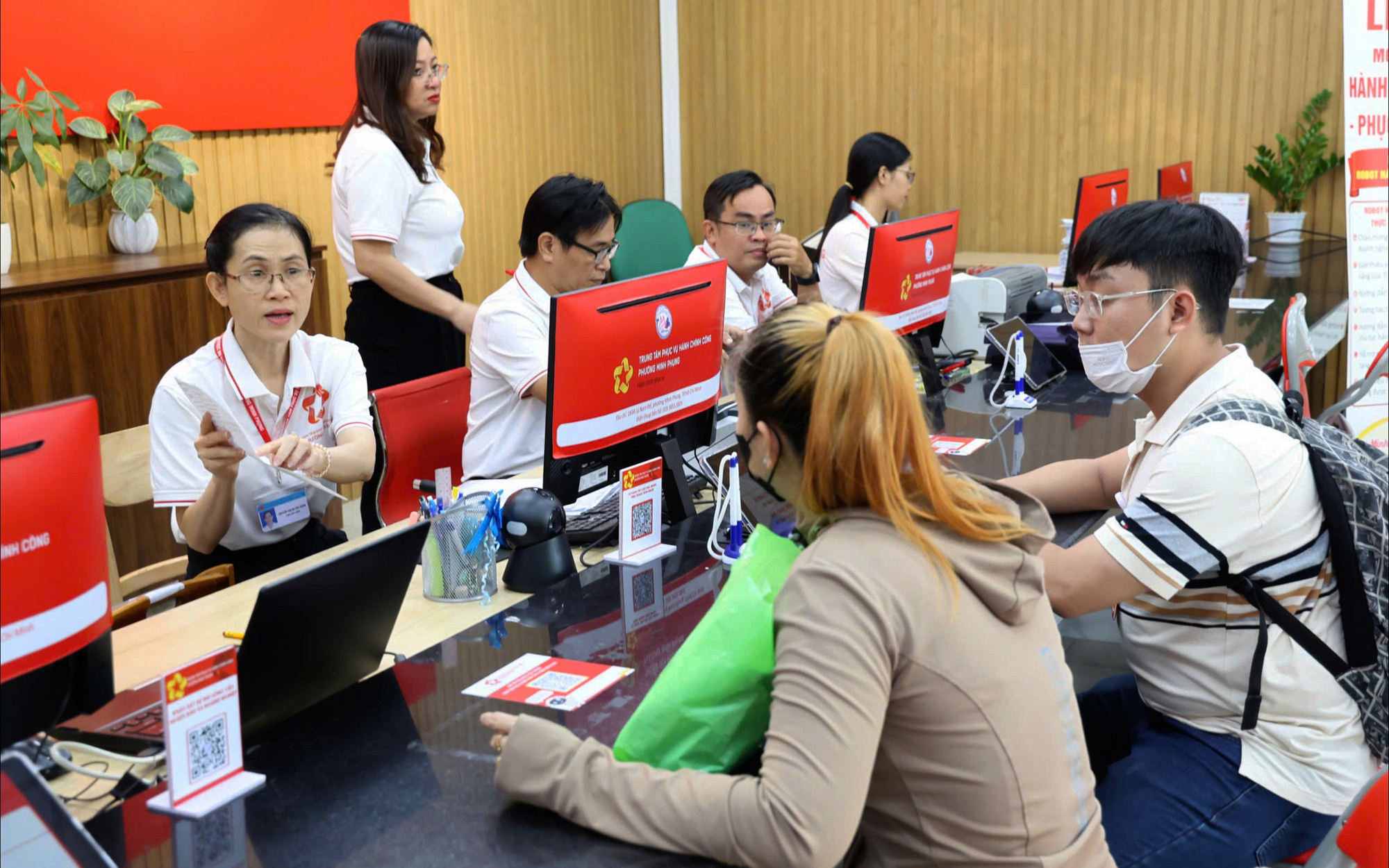 Cán bộ Trung tâm Phục vụ hành chính công phường Minh Phụng, TP Hồ Chí Minh hướng dẫn người dân thực hiện thủ tục hành chính.&nbsp;(Ảnh: Lưu Niệm/Báo Tin tức và Dân tộc)