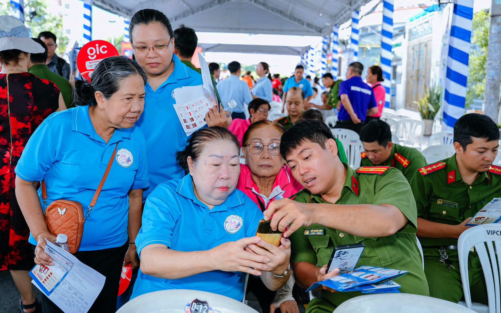Phường Minh Phụng tổ chức các hoạt động hướng dẫn, hỗ trợ người cao tuổi sử dụng dịch vụ công trực tuyến.&nbsp;(Ảnh: Lưu Niệm/Báo Tin tức và Dân tộc)