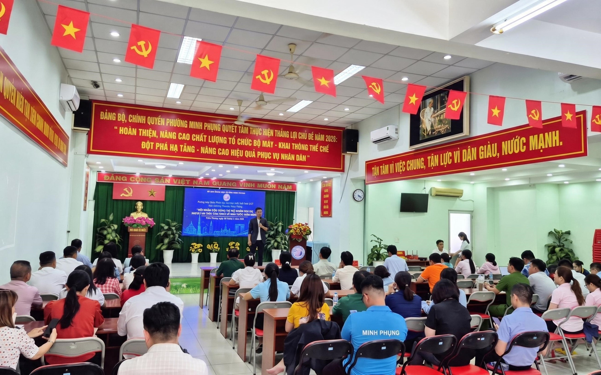 Cán bộ, công chức phường Minh Phụng tham gia tập huấn nâng cao kỹ năng số phục vụ công việc.&nbsp;(Ảnh: Lưu Niệm/Báo Tin tức và Dân tộc)