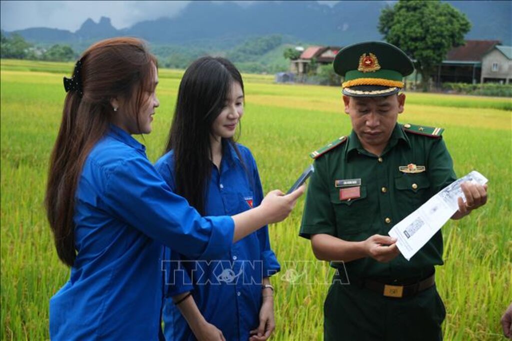 Bằng điện thoại thông minh, người dân có thể quét mã và gửi thông tin tố giác tội phạm đến lực lượng Biên phòng qua “Hòm thư điện tử ẩn danh” mà không nhất thiết phải trực tiếp đến đơn vị. (Ảnh: Bích Huệ/TTXVN)