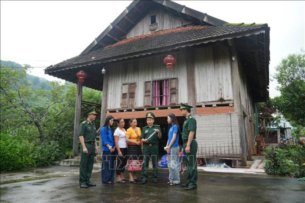 Khi “Hòm thư điện tử ẩn danh” được triển khai, người dân có thể sử dụng điện thoại quét mã QR, gửi nội dung phản ánh, hình ảnh hoặc thông tin liên quan đến vụ việc cần báo tin. Thông tin được chuyển đến lực lượng chức năng để tiếp nhận, phân loại, xác minh và xử lý theo quy định. (Ảnh: Bích Huệ/TTXVN)