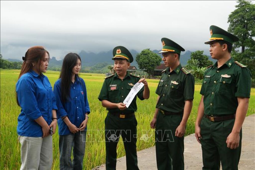 Từ việc quét mã QR để gửi thông tin tới “Hòm thư điện tử ẩn danh”, người dân từng bước làm quen với các tiện ích số, góp phần nâng cao nhận thức, kỹ năng ứng dụng công nghệ trong đời sống. (Ảnh: Bích Huệ/TTXVN)
