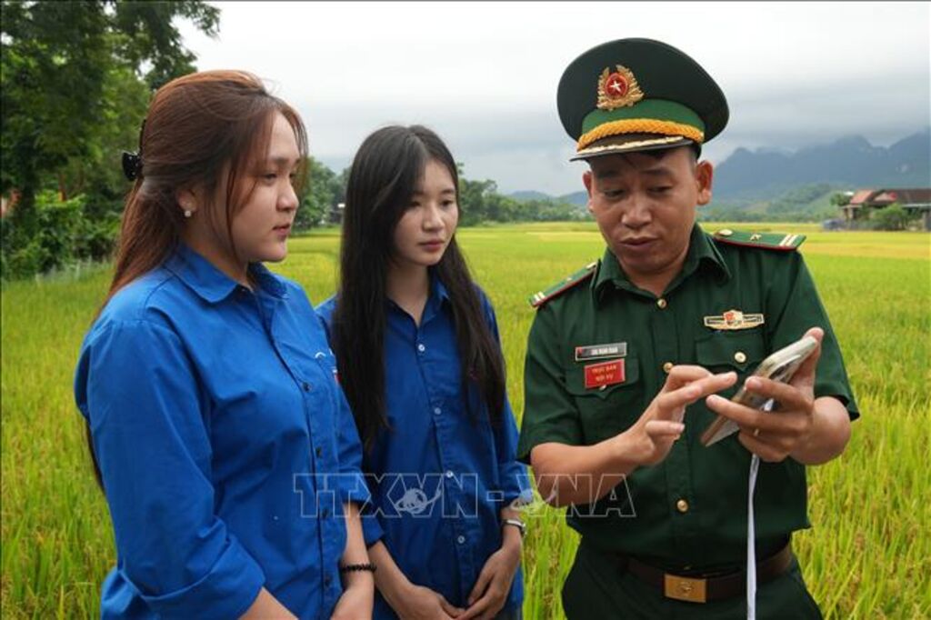 Chiến sĩ Đồn biên phòng Môn Sơn, xã Môn Sơn (Nghệ An) hướng dẫn đoàn viên thanh niên quét mã QR