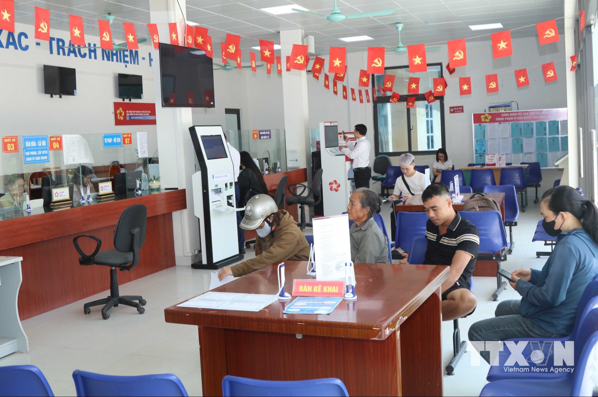 Người dân chờ làm thủ tục hành chính tại Trung tâm phục vụ hành chính công xã Lộc Bình (Ảnh: Quang Duy/TTXVN)