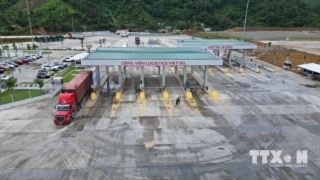 Cổng thông minh (Smart Gate), cho phép nhận diện biển số xe, mã container và sinh trắc học tài xế. Ứng dụng V-Gate hỗ trợ doanh nghiệp và lái xe đặt chỗ, theo dõi dịch vụ từ xa, tối ưu hóa thời gian và giảm chi phí quản lý. (Ảnh: Minh Quyết/TTXVN)