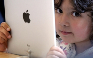 Apple triển khai nhiều tính năng mới bảo vệ trẻ em khi dùng iPhone và iPad