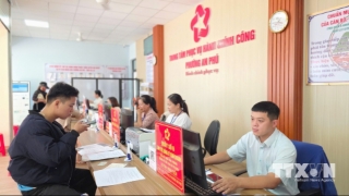 Người dân dễ dàng tiếp cận các dịch vụ công nhờ các mô hình chuyển đổi số cộng đồng, ứng dụng khoa học công nghệ trong triển khai thực hiện các thủ tục hành chính. (Ảnh: Quang Thái/TTXVN)