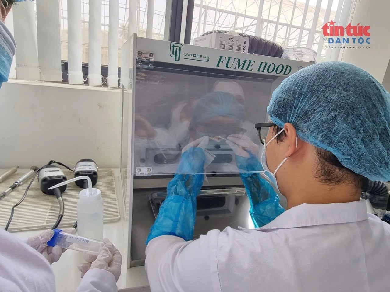 Quá trình làm sạch mẫu sinh phẩm thu được từ các nghĩa trang. (Ảnh: XM)