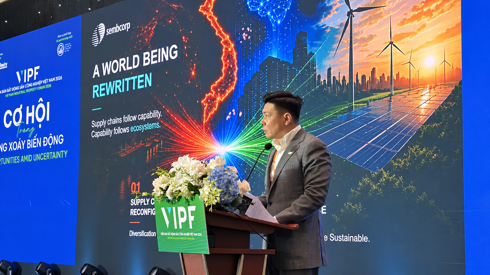 Ông Lee Ark Boon, Tổng Giám đốc Sembcorp Development, chia sẻ tại Diễn đàn Bất động sản công nghiệp Việt Nam 2026.&nbsp;(Ảnh: Hải Yên/Báo Tin tức và Dân tộc)