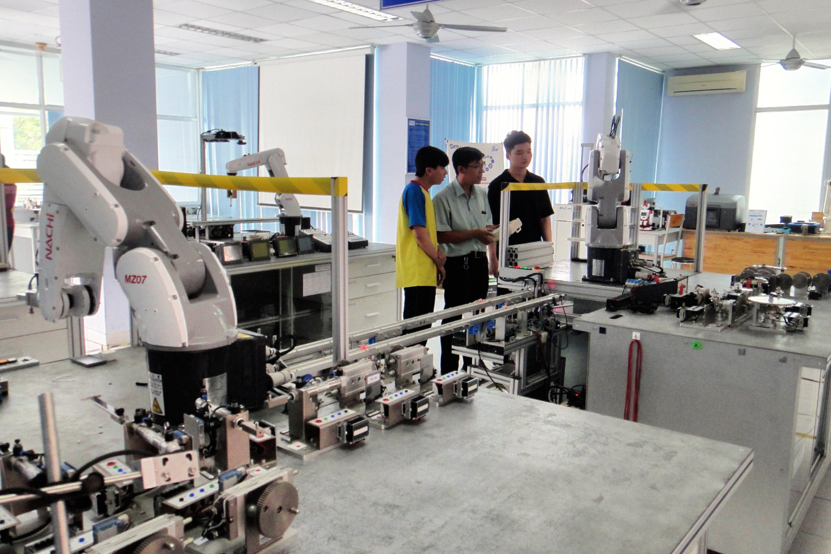 Sinh viên thực hành, nghiên cứu tại trường đại học, nâng cao kỹ năng chuyên môn và năng lực sáng tạo. (Ảnh: Lưu Niệm/Báo Tin tức và Dân tộc)